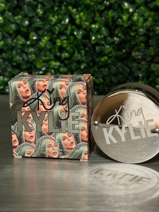 Kylie Cosmetics Other - Kylie Cosmetics 'King' Highlighter Compact -3 Strikes